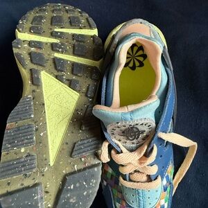 Air Huarache Crater Premium 'Multi-Color Woven'
Women size 7.5 or 8